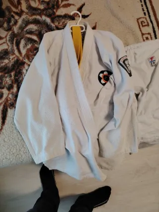 Kimono Jiu Jitsu y Yudo Blanco con Cinturón Amaril