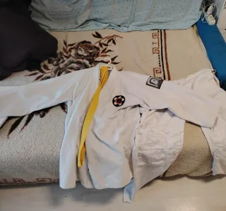 Kimono Jiu Jitsu y Yudo Blanco con Cinturón Amaril