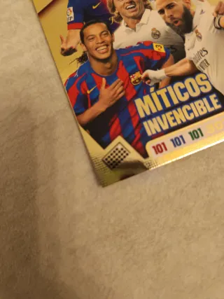Carta Panini Míticos Invencible Oro Puro