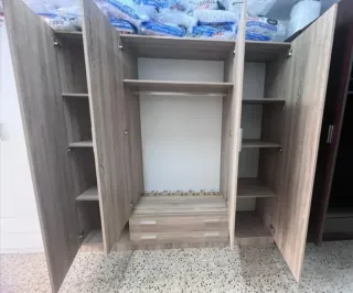 Armario Armario blanco y marrón