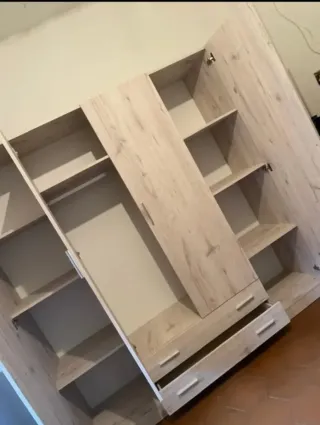 Armario Armario blanco y marrón