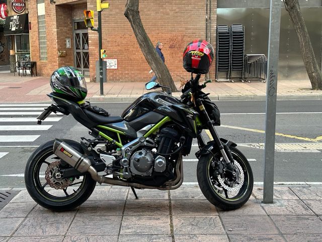 Moto Naked Negra con Detalles Verdes