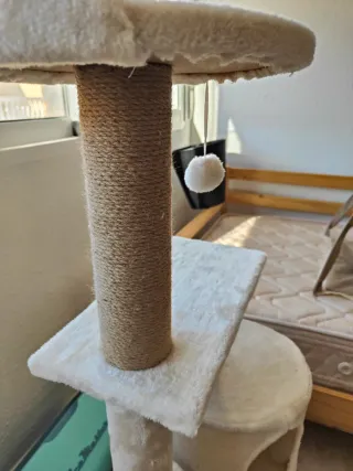 Torre rascador para gatos con cama