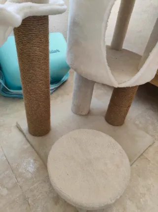 Torre rascador para gatos con cama