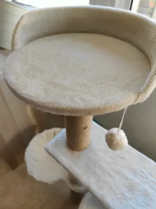 Torre rascador para gatos con cama