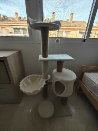 Torre rascador para gatos con cama