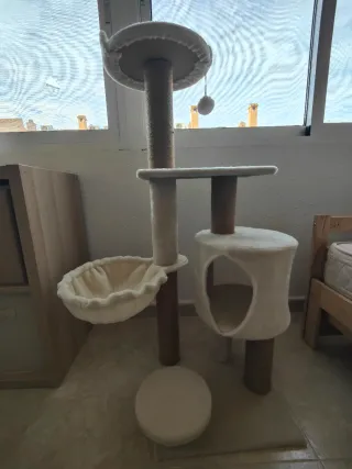 Torre rascador para gatos con cama