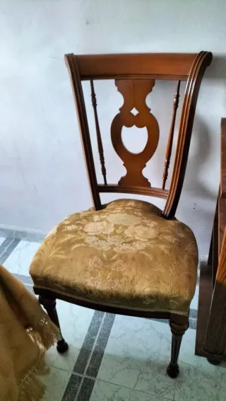 Silla de comedor de madera tapizada