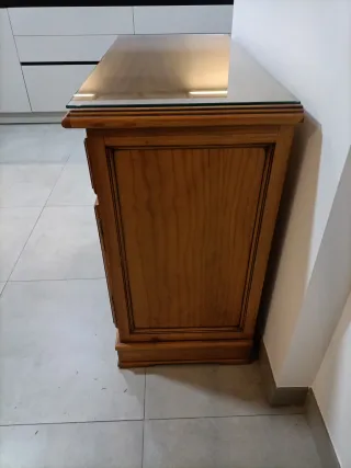 Aparador de madera tallada con cristal.