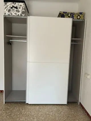 Armario blanco y plateado