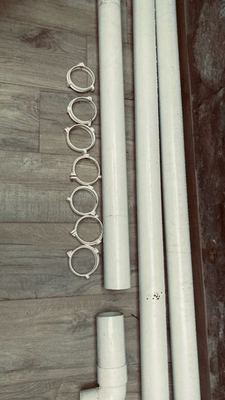 Bajante PVC, codos y abrazaderas 80 diámetro