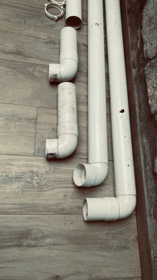 Bajante PVC, codos y abrazaderas 80 diámetro