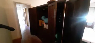 Armario de madera marrón