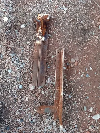 Garras para marco de metal oxidado