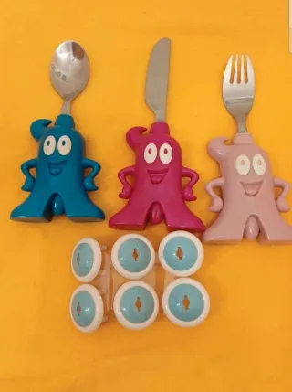 Talheres infantis e protetores de tomadas