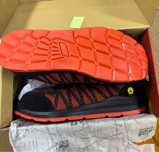 Zapatos de seguridad negros y rojos