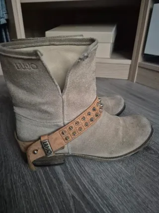 Botines Liu Jo ante beige tachuelas