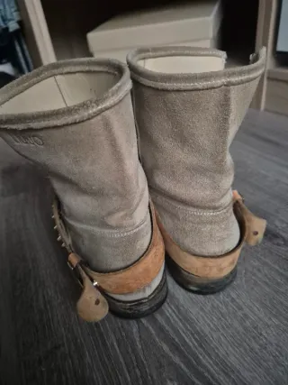 Botines Liu Jo ante beige tachuelas