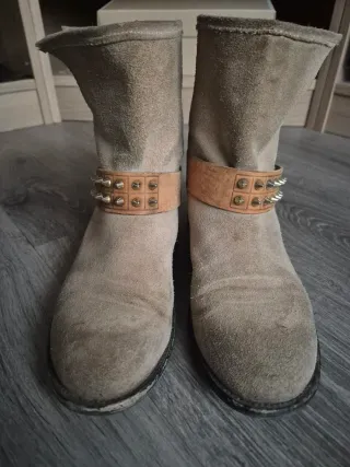 Botines Liu Jo ante beige tachuelas