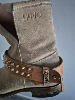 Botines Liu Jo ante beige tachuelas