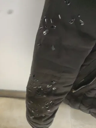 Piumino nero con cappuccio e punti luce