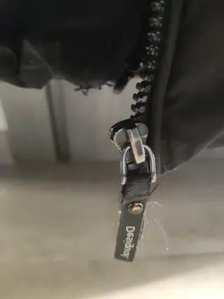 Piumino nero con cappuccio e punti luce