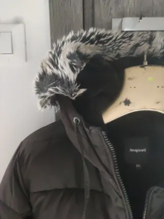 Piumino nero con cappuccio e punti luce