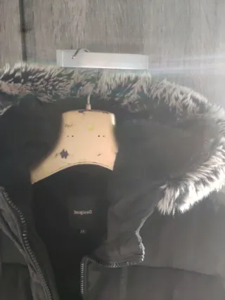 Piumino nero con cappuccio e punti luce