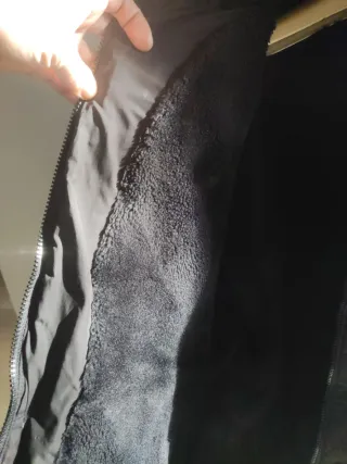 Piumino nero con cappuccio e punti luce