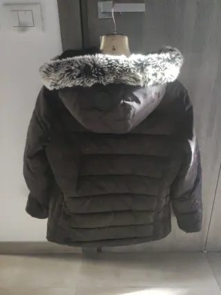 Piumino nero con cappuccio e punti luce