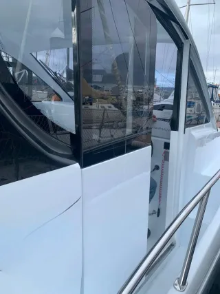 Embarcaciones Verssus V30 Cruiser  puerta lateral