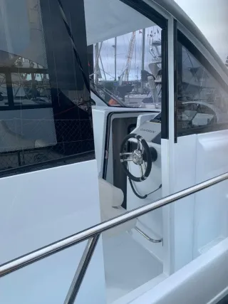 Embarcaciones Verssus V30 Cruiser  puerta lateral