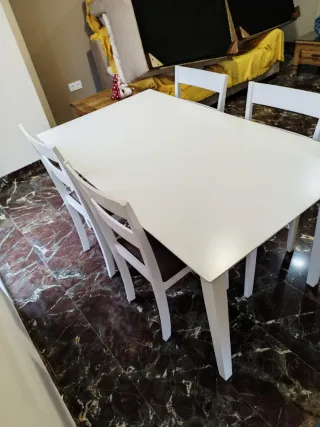 Mesa y 4 Sillas Blancas