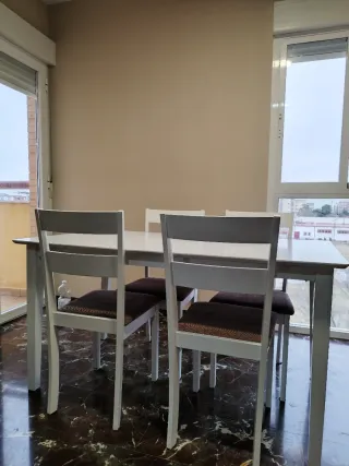 Mesa y 4 Sillas Blancas