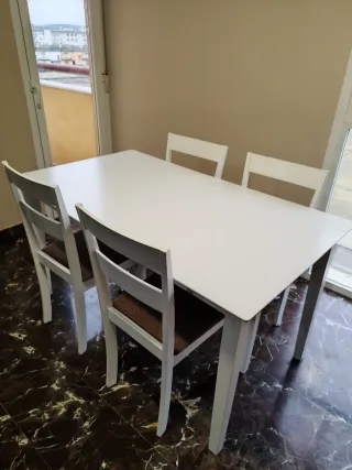 Mesa y 4 Sillas Blancas