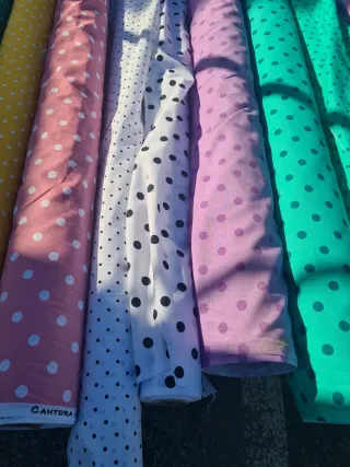 Tela de lunares roja y blanca