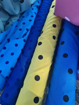 Tela de lunares roja y blanca