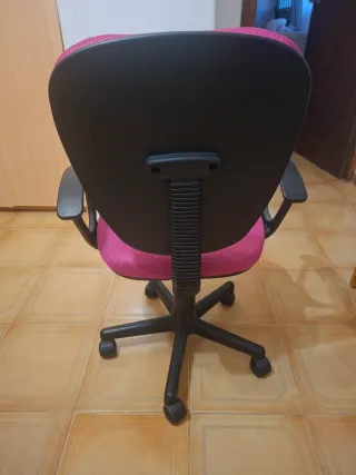 Silla de escritorio rosa y negra
