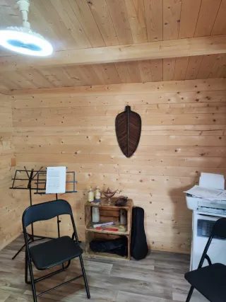 Caseta de madera y mimbre