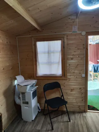 Caseta de madera y mimbre