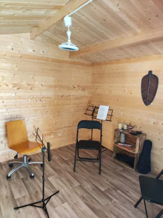 Caseta de madera y mimbre