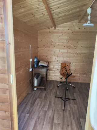 Caseta de madera y mimbre