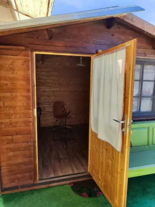 Caseta de madera y mimbre