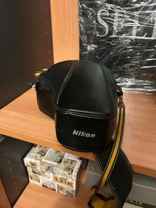 Cámara Nikon Analógica con Funda y dos objetivos