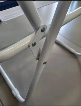 Sedia pieghevole a righe blu e bianche