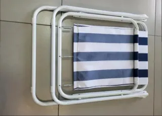 Sedia pieghevole a righe blu e bianche