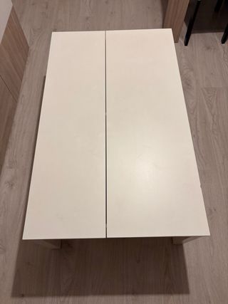Mesa auxiliar blanca de madera