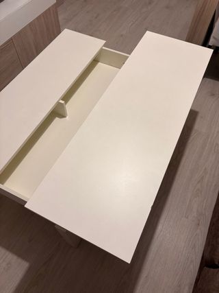 Mesa auxiliar blanca de madera