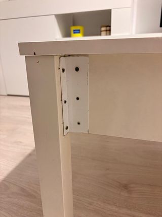 Mesa auxiliar blanca de madera