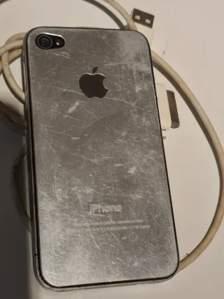 iPhone 4 plateado para piezas o nostálgicos